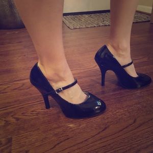 Black patent leather Mary Jane high heels